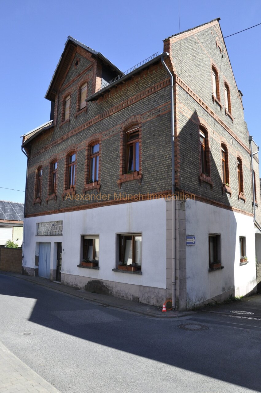 Niedernhausen-Vermietetes Dreifamilienhaus mit ausbaufähiger Scheune in Königshofener Kernlage! Niedernhausen-Vermietetes Dreifamilienhaus mit ausbaufähiger Scheune in Königshofener Kernlage!